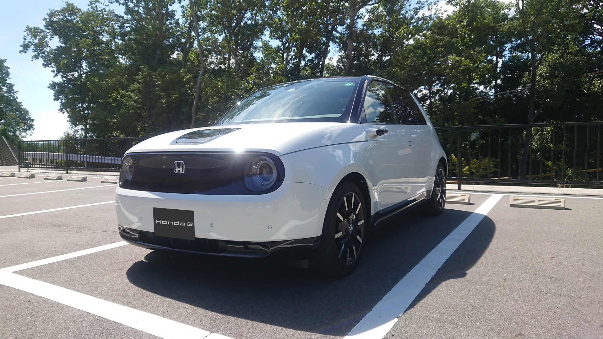 Honda E これの標準装備はもしかして日本車初 フロントガラス全面のうっすらと入った縦線は何 Momotaro Blog